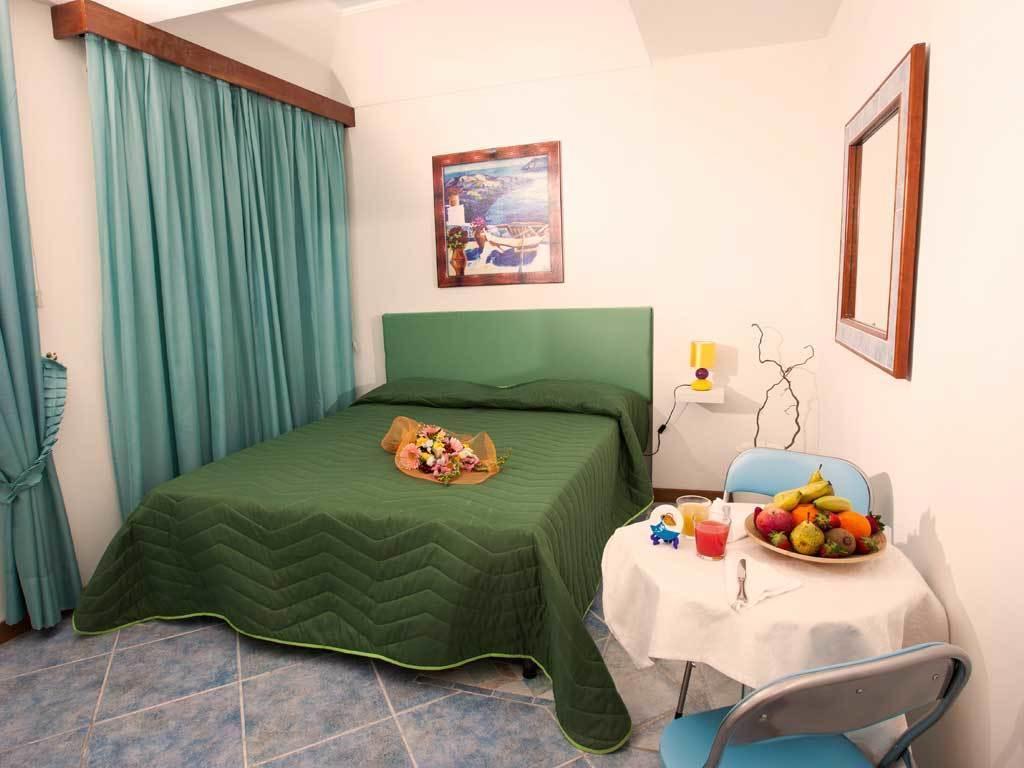 La Brezza B&B ايسكيا الغرفة الصورة